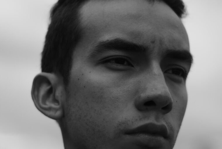 gray scale of man's face