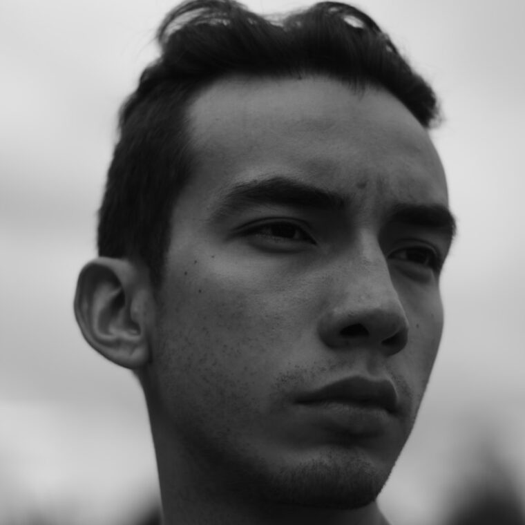 gray scale of man's face